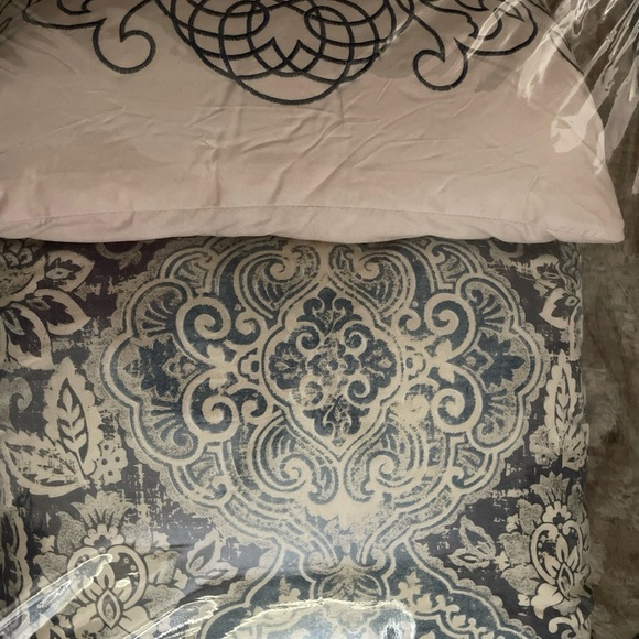 Full/Queen VCNY Home 5 piece reversible comforter set - Picture 9 of 9